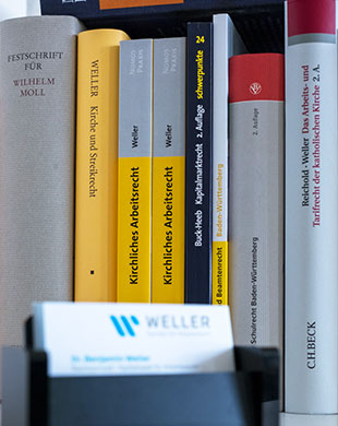 Submenü-Aufmacherbild Buchrücken Kirchliches Arbeitsrecht