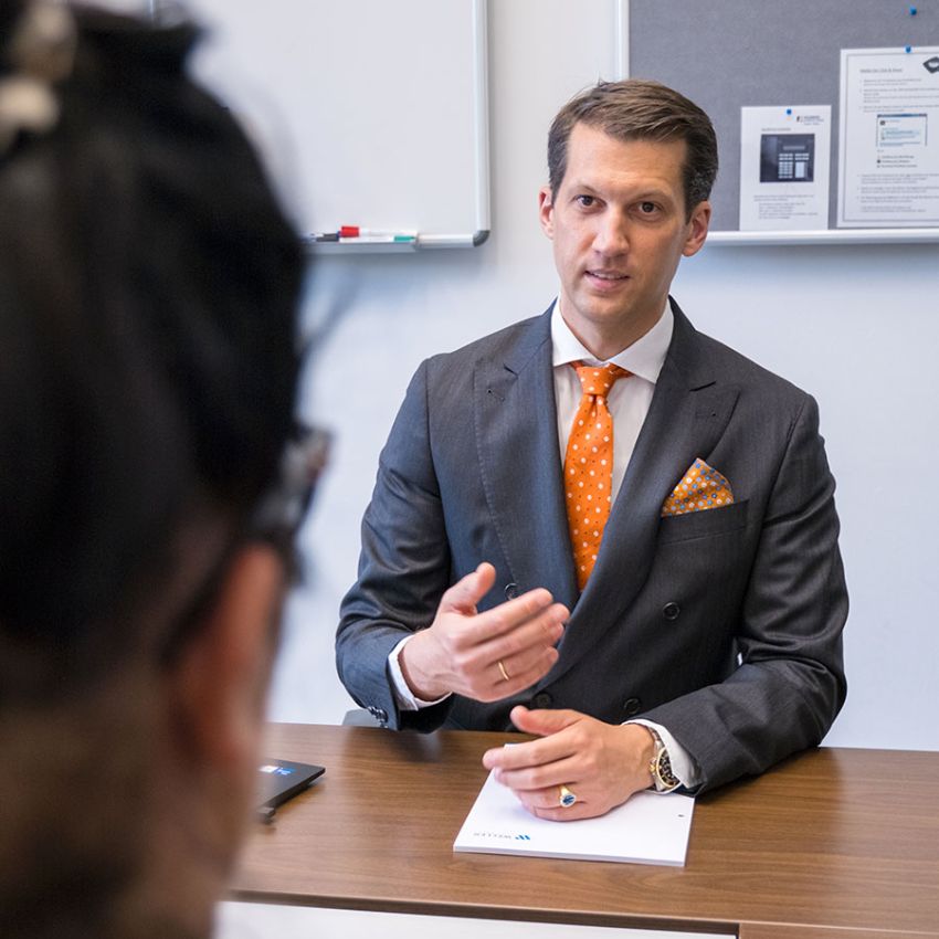 Fachanwalt Dr. Benjamin Weller im Mandantengespräch