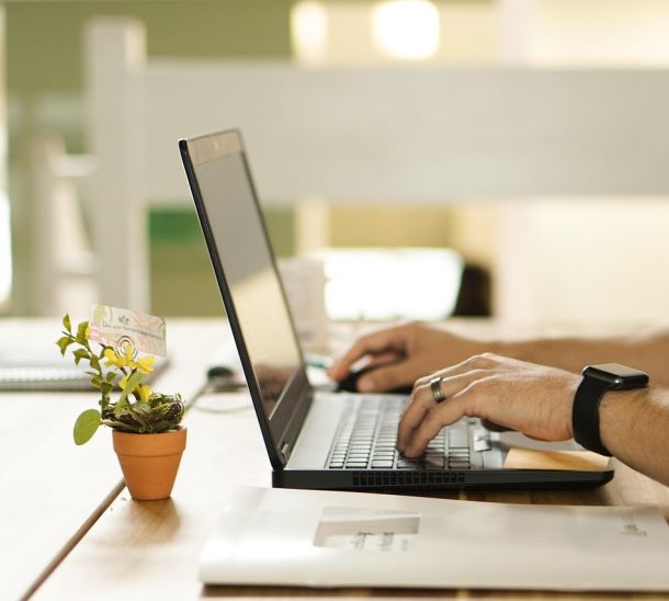 Aufmacherbild Blogartikel Anwendbarkeit des AÜG bei reiner Remote-Tätigkeit