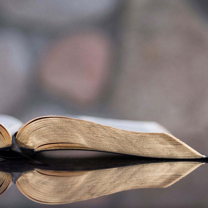 Aufmacherbild einer aufgeschlagenen Bibel zur Visualierung für kirchliche Arbeitgeber.