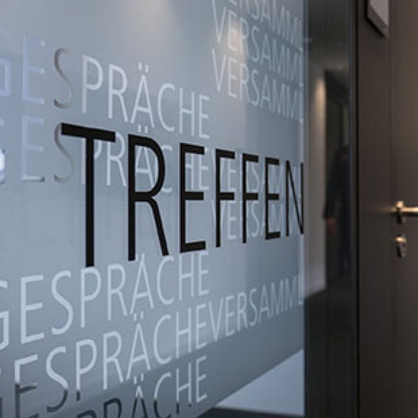 Aufmacherbild der Verglasung eines Besprechungsraumes.