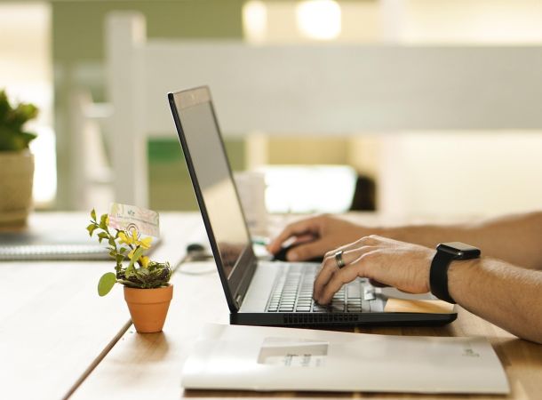 Aufmacherbild Blogartikel Anwendbarkeit des AÜG bei reiner Remote-Tätigkeit