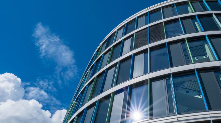 Sonne spiegelt sich auf einem der Bürofenster des SkyLoop Stuttgart